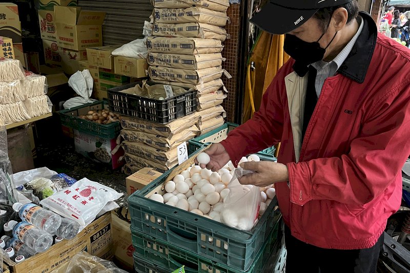 國內飼料業者宣布調漲飼料價格 致使蛋價居高不下