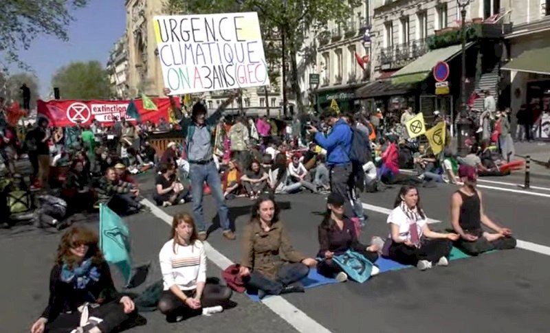 不滿2候選人氣候政策 法國民眾封堵巴黎廣場