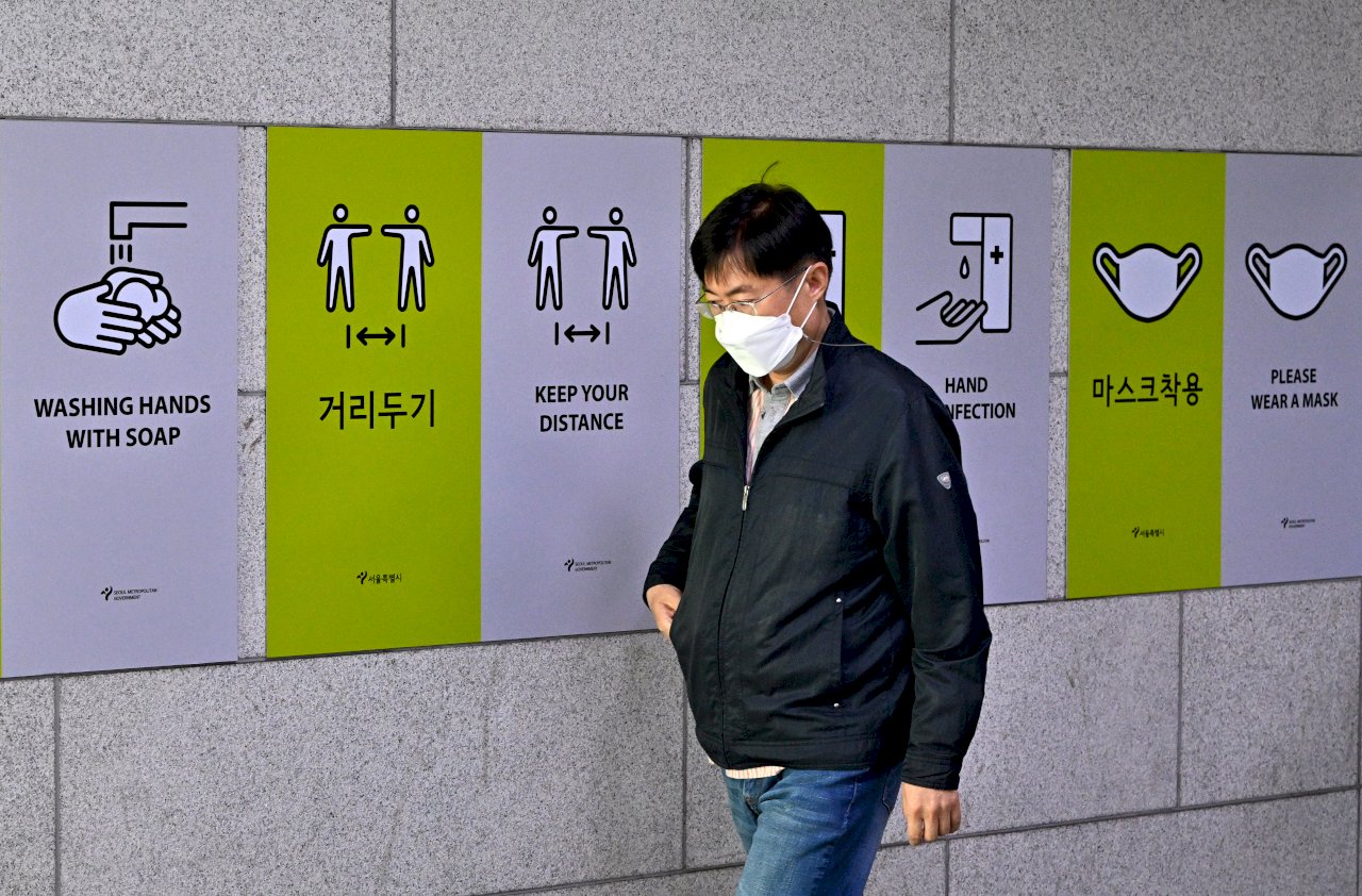 高峰已過疫情趨穩 南韓下週解除戶外戴口罩規定