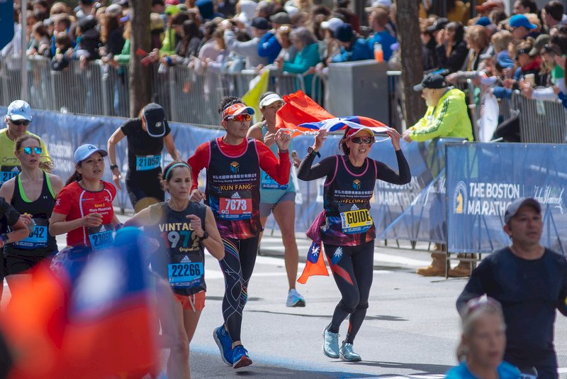 波士頓馬拉松 台灣多名跑者高舉國旗衝線