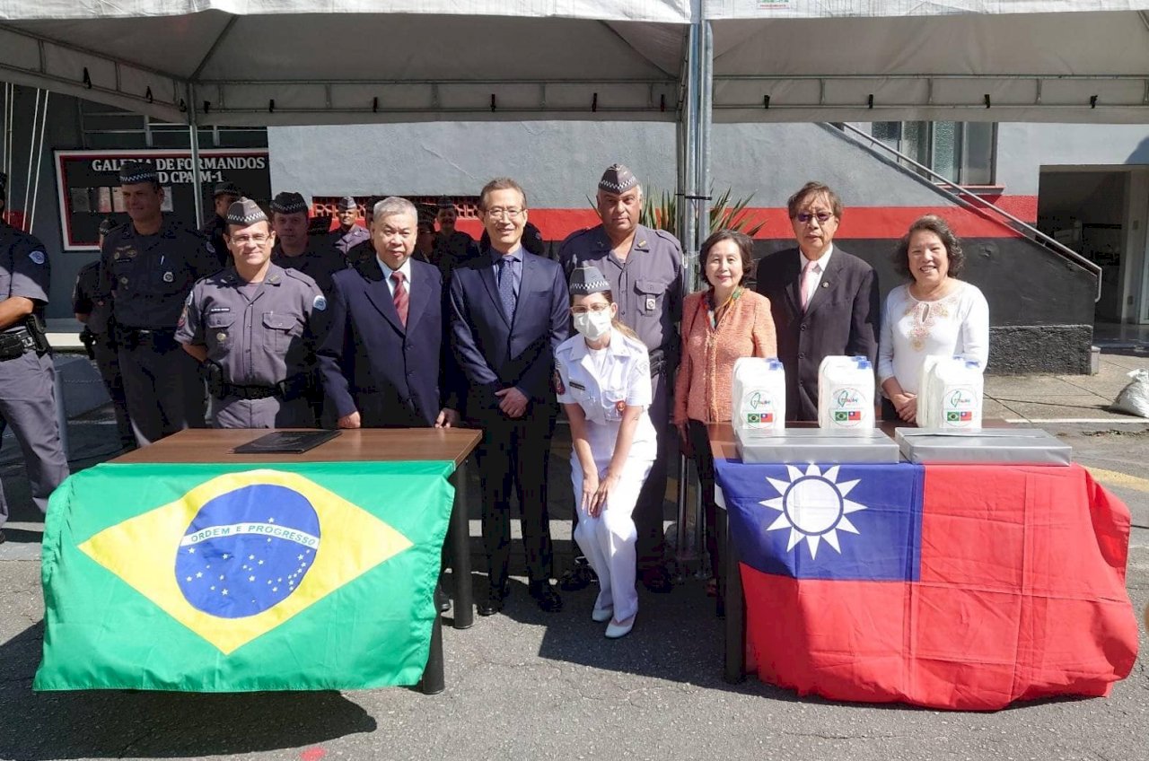助巴西抗疫 駐聖保羅辦事處捐贈軍警司令部物資