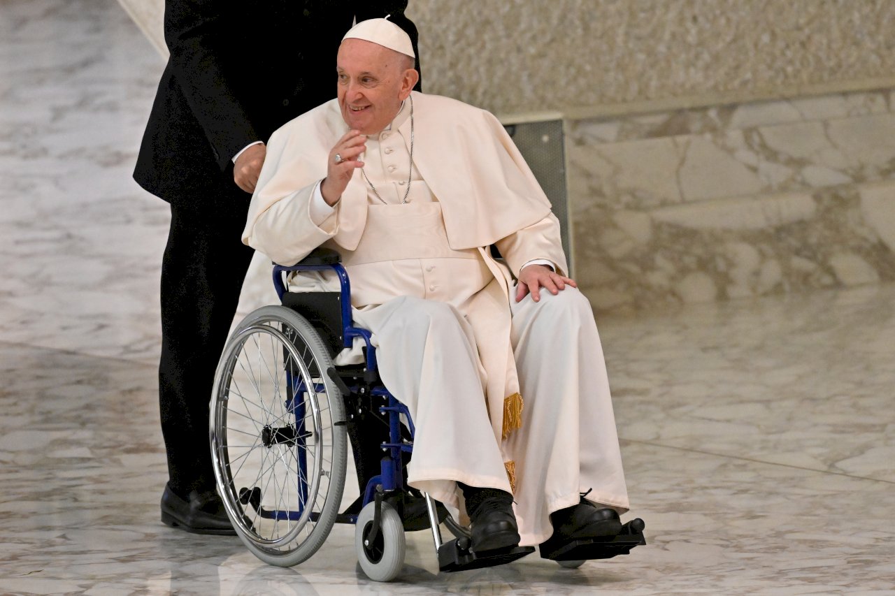 膝蓋突然疼痛 教宗首次在公共場合使用輪椅