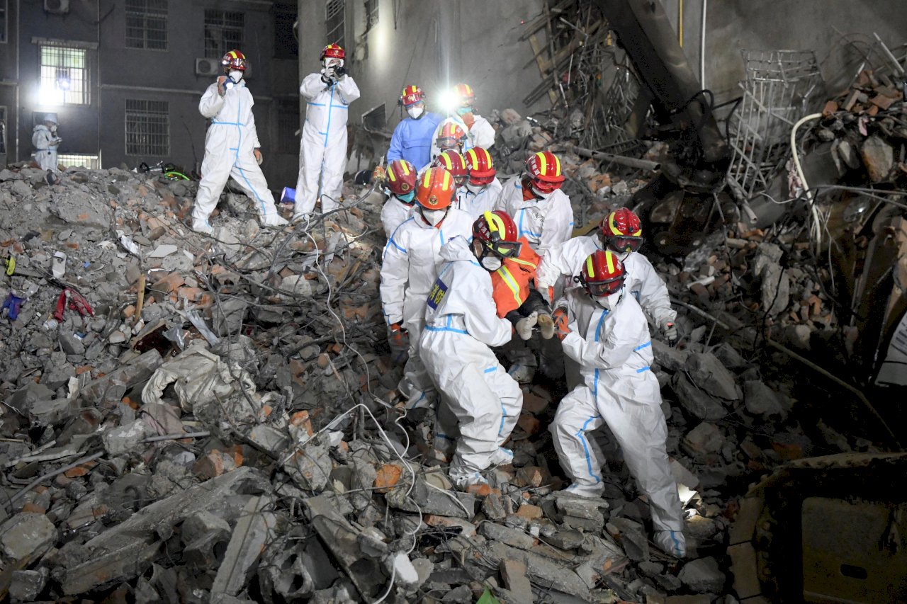 不滿官媒冷漠 網友自發尋找長沙塌樓案53名罹難者身分