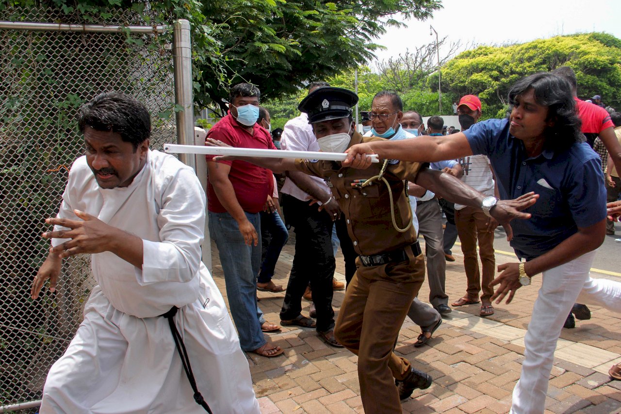 斯里蘭卡總理下台難平怒火 民怨暴亂5死180傷