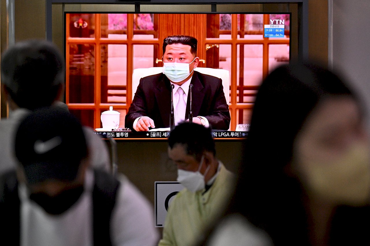 北韓通報21人發燒死亡、28萬人治療中 金正恩坦承防疫疏失