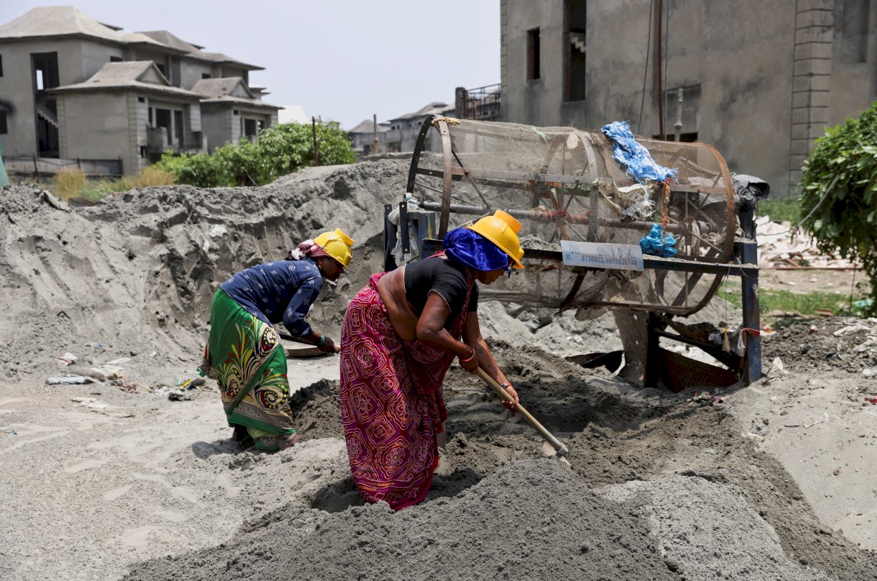 空前熱浪侵襲 印度貧窮工人深受其苦