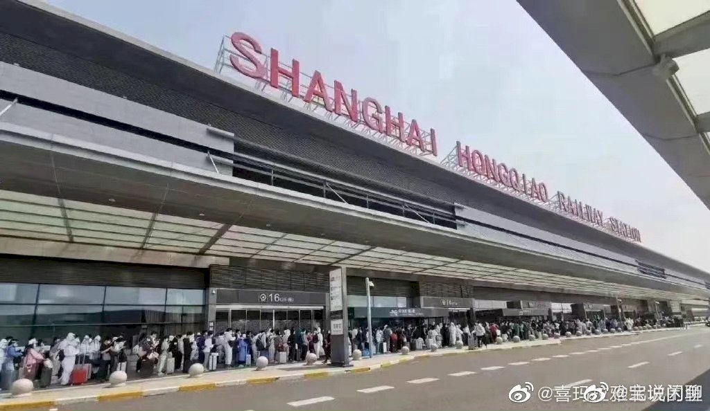 等不及要「潤」了！上海分階段解封兩天以來 逾萬人潮湧虹橋搶票離開