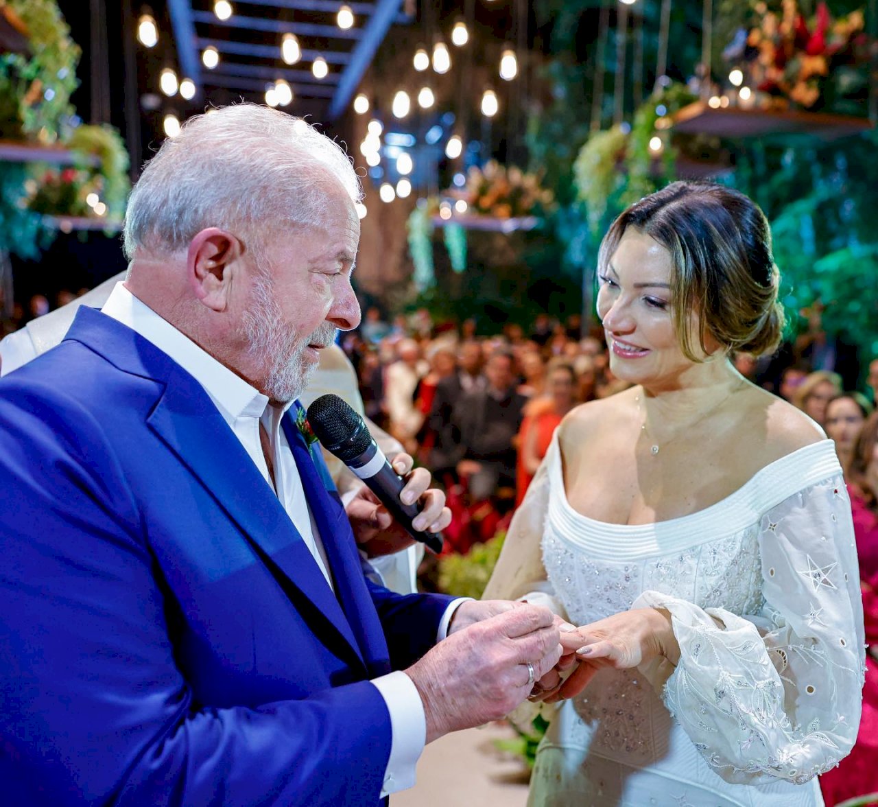 大選前先結婚 巴西前總統魯拉迎娶小20歲嬌妻