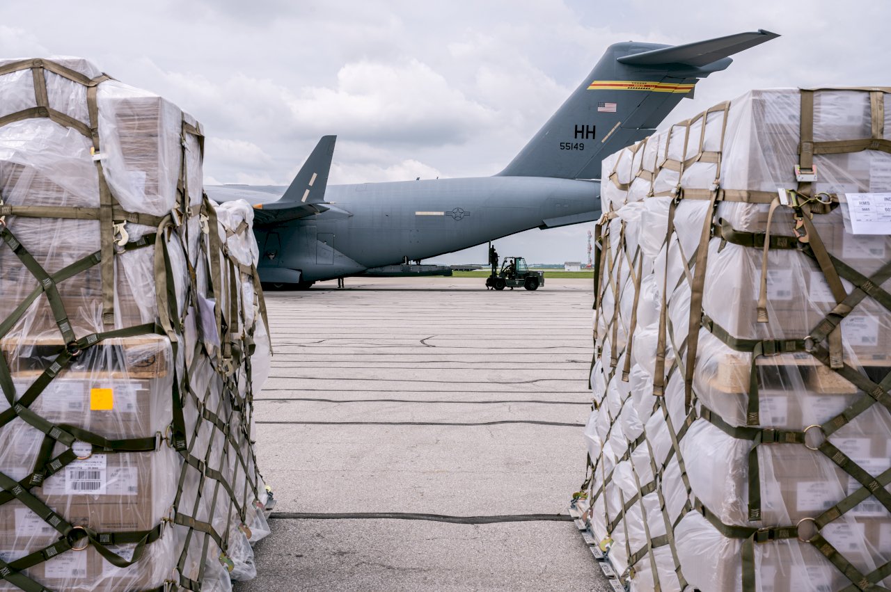 空運奶粉大作戰 美國軍機從德國送來救急奶粉