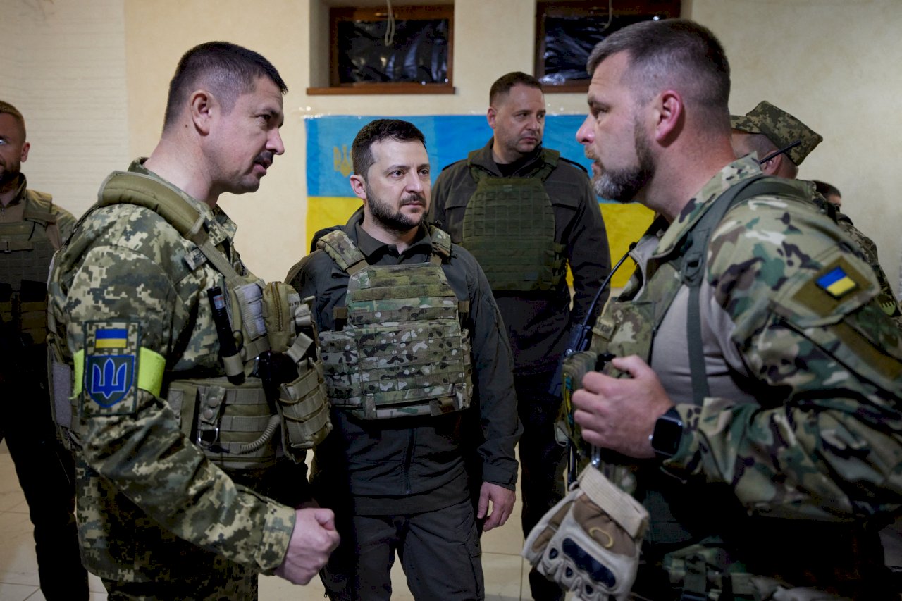 俄國入侵以來 烏克蘭總統首次視察基輔以外戰火前線