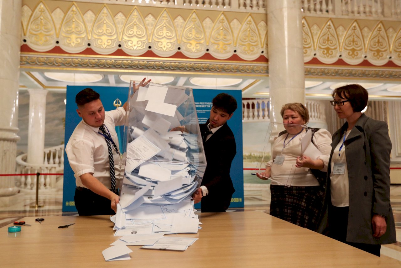 哈薩克公投 77%選民支持憲法修正案