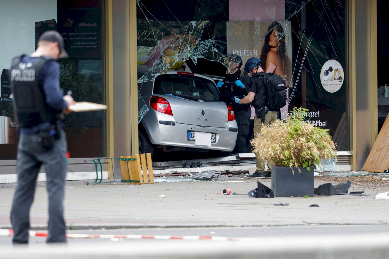 男子柏林開車衝撞人群 14學生傷1教師亡