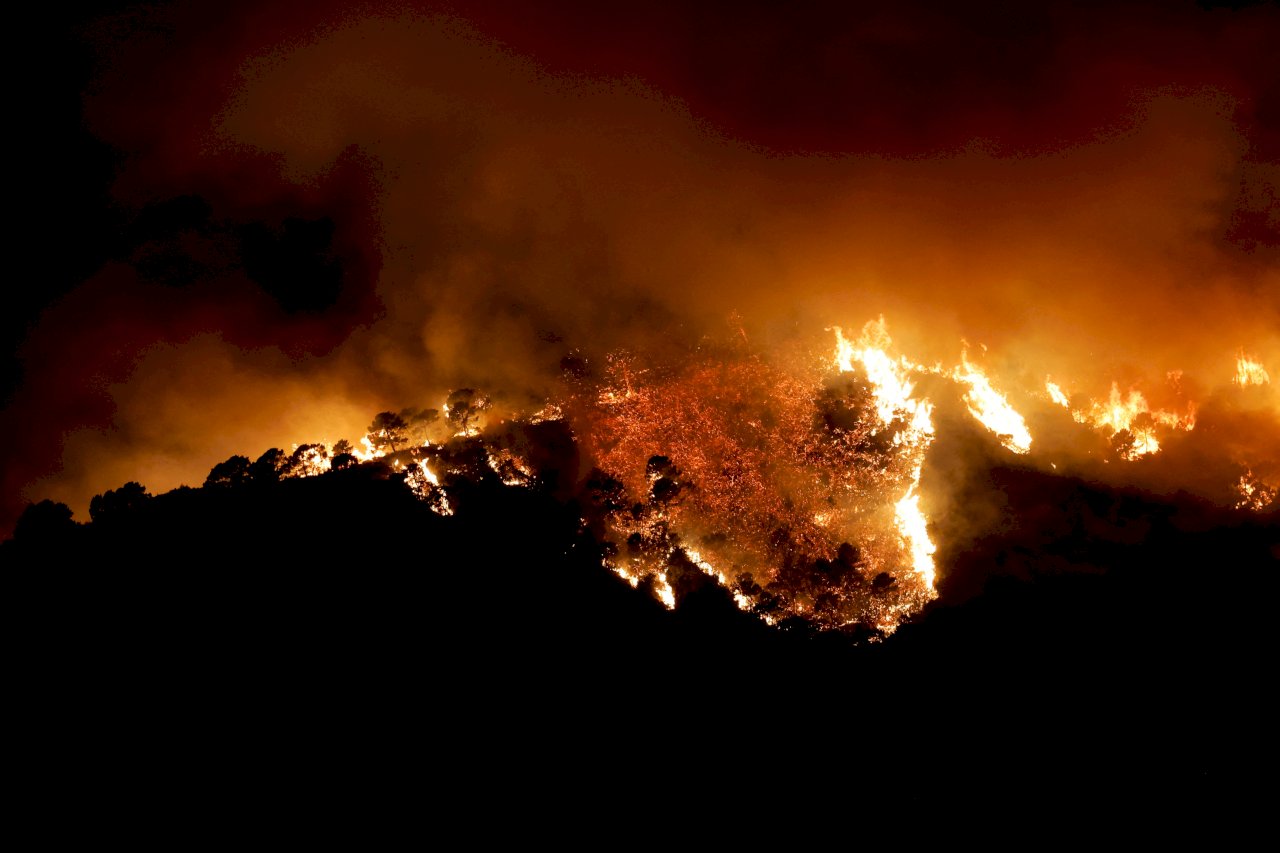 西班牙南部野火迫使城鎮居民疏散 3名消防員受傷