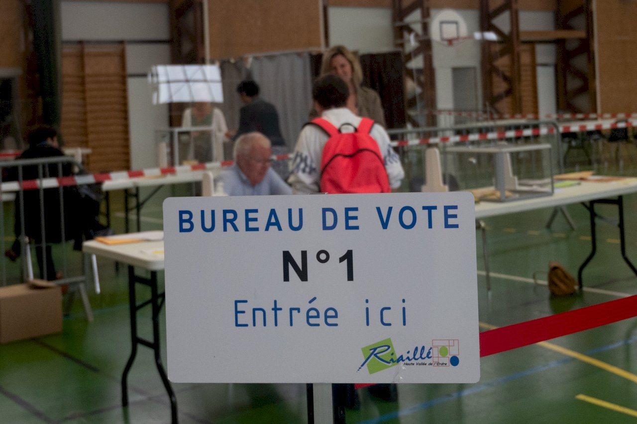 法國國會選舉開始進行第二輪投票