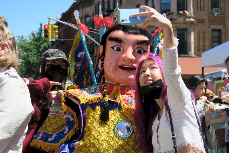 COVID-19疫情趨緩，停辦兩年的台灣文化活動轉型成街坊節TaiwanFest，19日在紐約布魯克林舉辦，民眾與三太子合影。中央社記者尹俊傑紐約攝  111年6月20日 (圖：中央社)