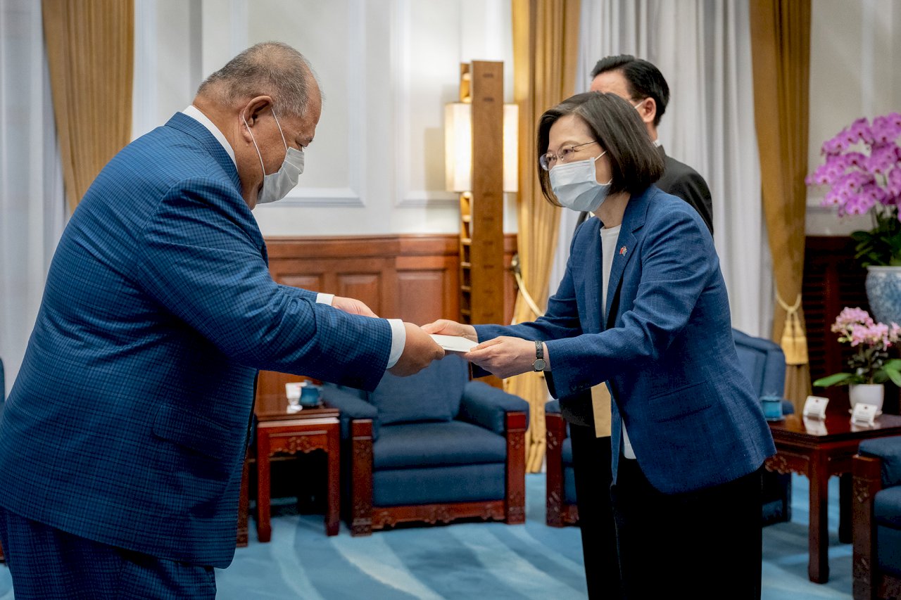 吐瓦魯大使潘恩紐呈遞到任國書 強調會以信任忠誠回報台灣