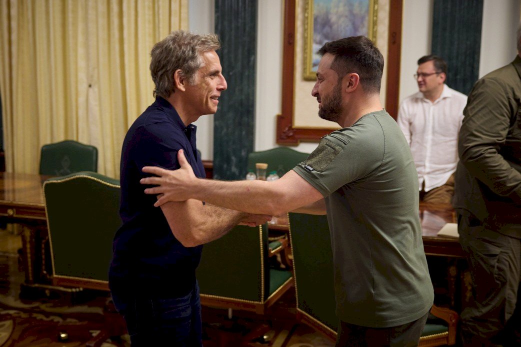 好萊塢喜劇演員班史提勒(Ben Stiller)20日造訪基輔，會晤了烏克蘭總統澤倫斯基(Volodymyr Zelensky)。(圖:烏克蘭總統府)