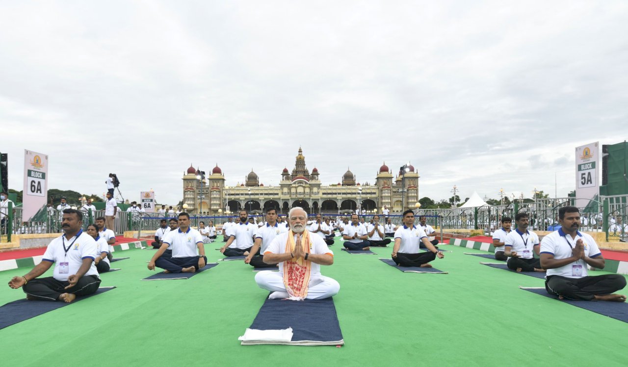 國際瑜珈日 印度總理莫迪率萬人做瑜珈