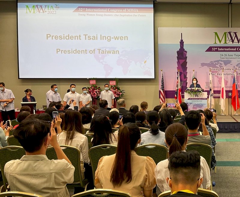 總統蔡英文（後右）24日在台北國際會議中心出席「第32屆國際女醫師協會世界代表大會開幕式」，並應邀致詞。中央社記者張新偉攝  111年6月24日 (圖：中央社)