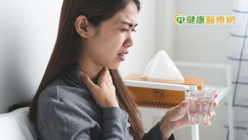 喉嚨痛小心是中鏢徵兆，中醫教您緩解避免新冠中重症