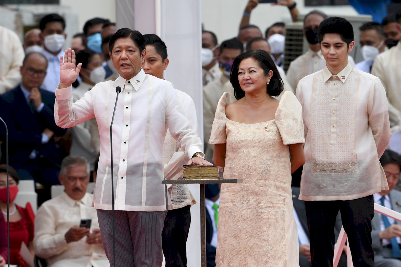 小馬可仕就任菲律賓總統 讚揚獨裁者父親政權
