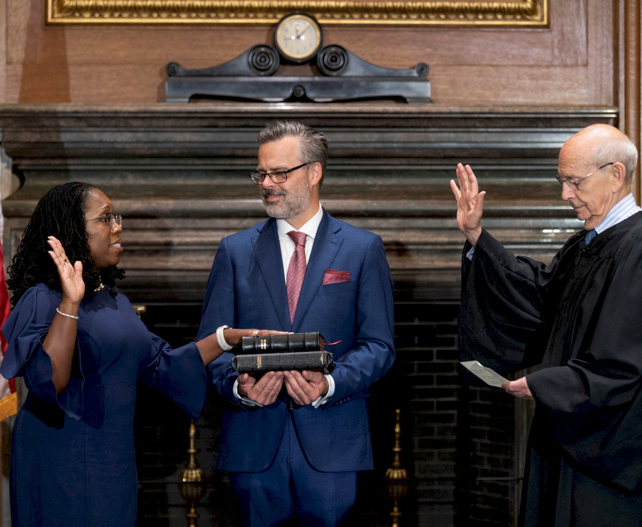 美首位非裔女大法官就職 打破最高法院白人男性優勢