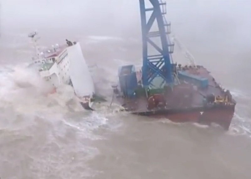 芙蓉颱風侵襲香港 工程船斷成兩截20多人失蹤