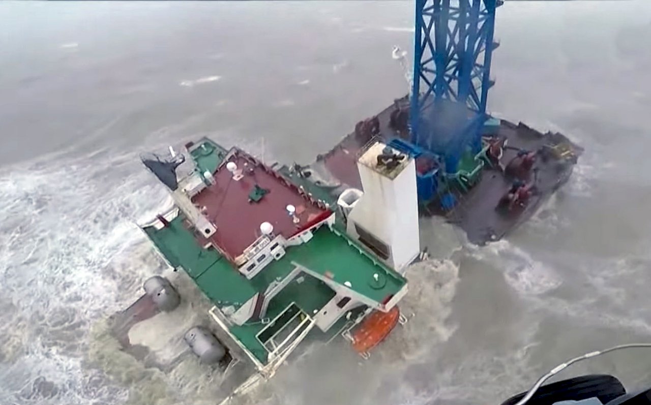 工程船香港海域遇颱斷成兩截 27名失蹤船員生還機會渺茫
