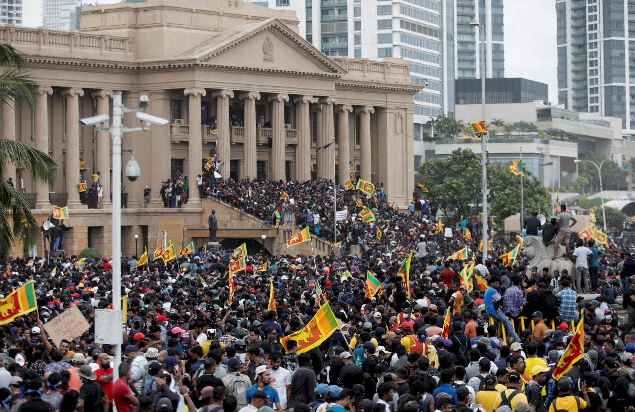 斯里蘭卡經濟危機引發民眾示威不斷，大批憤怒的民眾包圍總統府並闖入抗議。(路透社/達志影像)