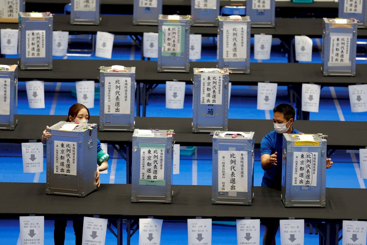 日本參議院選舉出口民調 自民公明執政聯盟維持過半席位