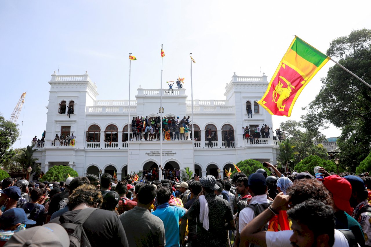 斯里蘭卡總統流亡海外 抗議者襲擊總理辦公室