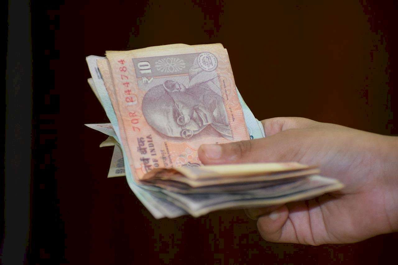印度盧比兌美元跌破80盧比 創下歷史新低紀錄