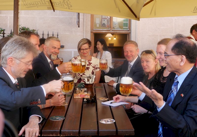 游錫堃拜訪捷克參院議長家鄉 享受啤酒美味