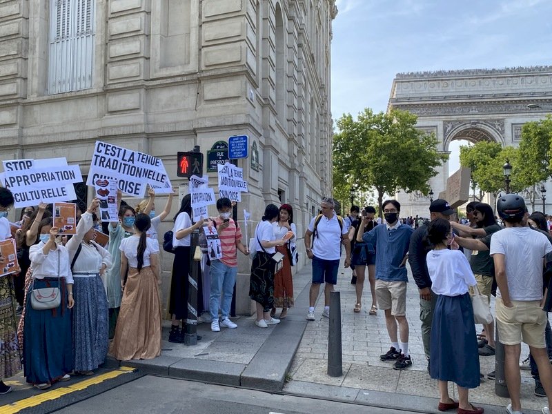 巴黎中國留學生抗議Dior抄襲 反示威者：裙子比人權重要？