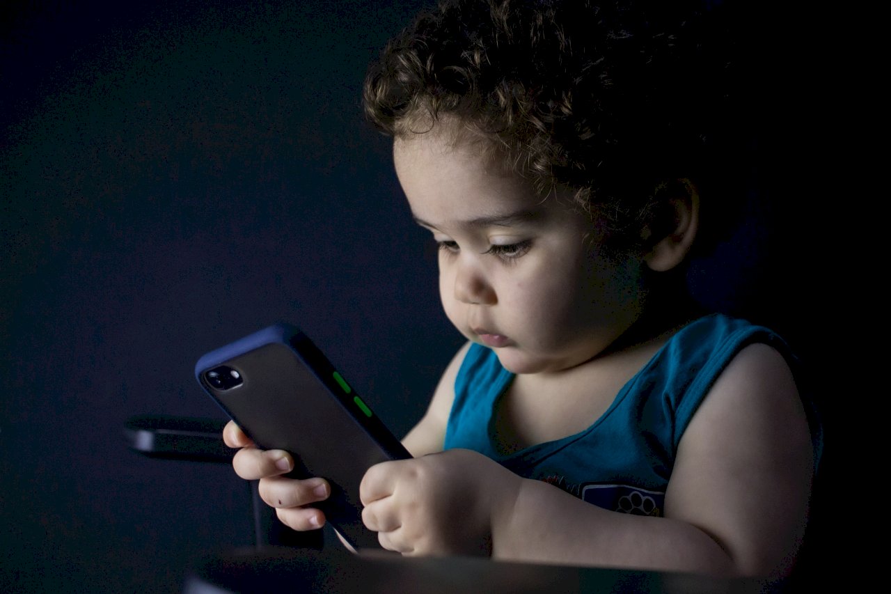 手機成癮調查：逾半數孩子作息嚴重受影響 近9成有親子衝突
