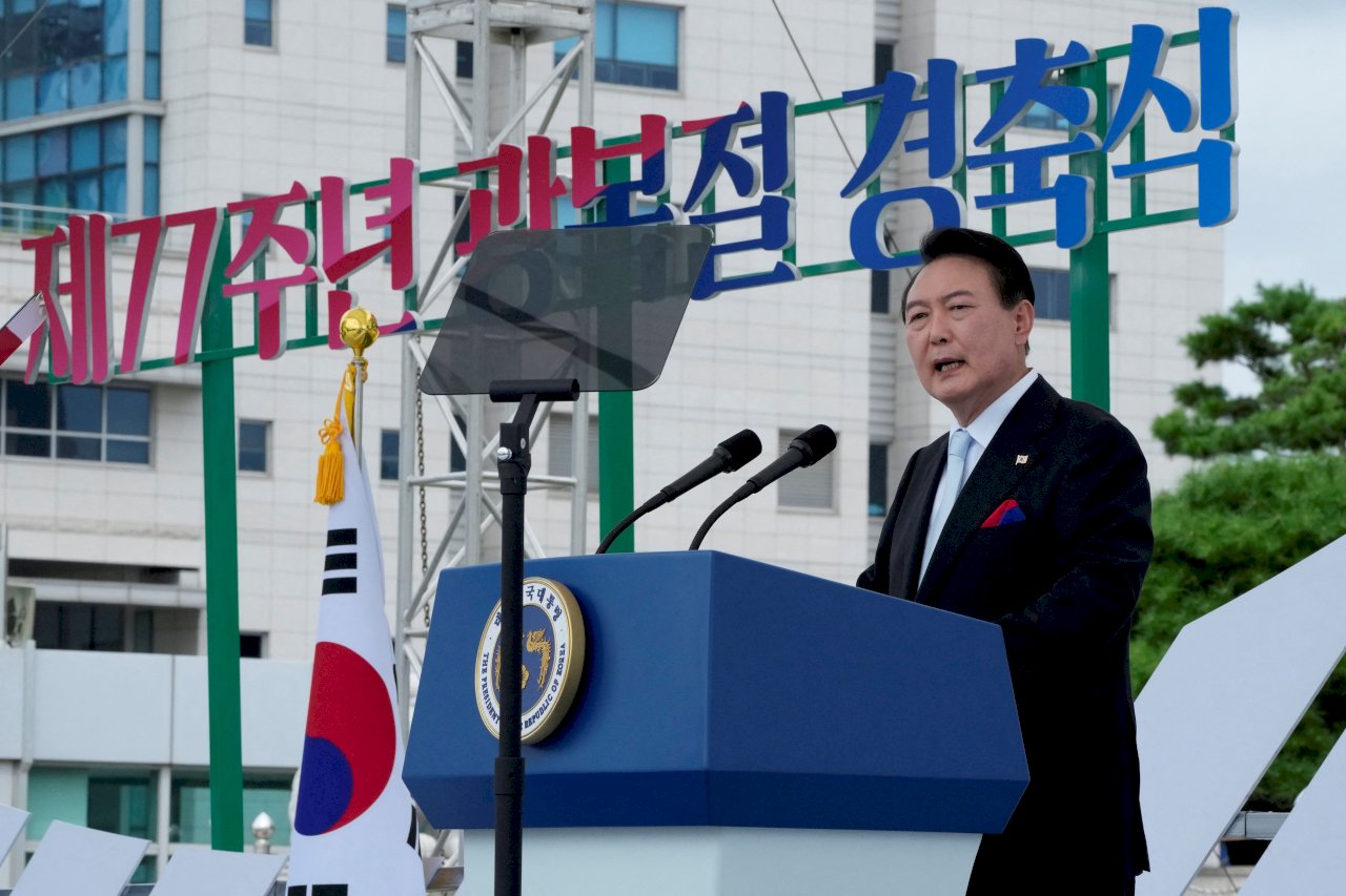 南韓總統尹錫悅(Yoon Suk-yeol)15日出席南韓紀念光復節活動。(路透社/達志影像)