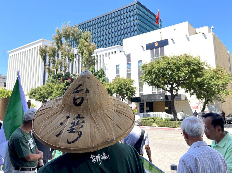 洛杉磯台僑團體14日在中國領事館前示威遊行，抗議中國在台灣附近進行軍事演習。中央社記者林宏翰洛杉磯攝  111年8月17日 (圖：中央社)