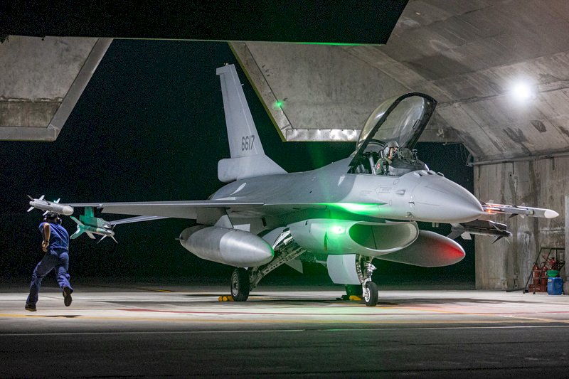 展現守護領空決心 空軍秀F-16V夜間緊急升空