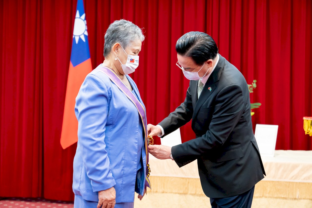 吳釗燮贈勳帛琉駐台大使 表彰深化兩國關係