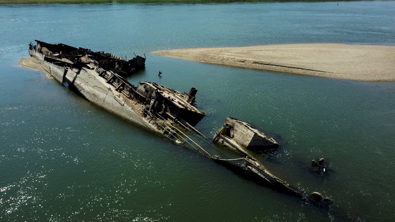 歐洲大旱多瑙河逾20艘二戰沉船重見天日 殘留炸藥影響航運(影)