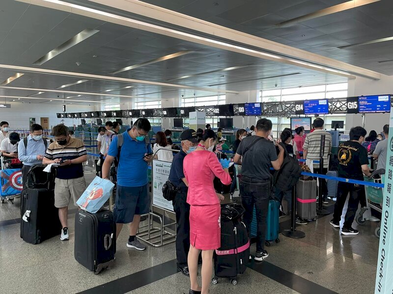 兩岸航班上海未鬆綁 廈門機場湧返台民眾