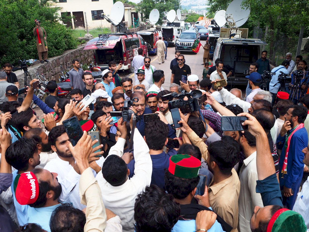 巴基斯坦前總理面臨逮捕 大批支持者聚集阻止