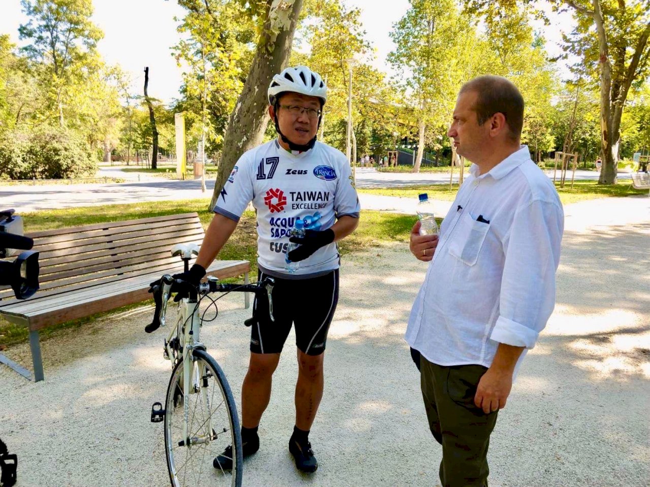 鐵馬拚外交 駐匈代表劉世忠騎單車上電視受訪
