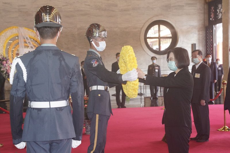 忠烈祠秋祭 蔡總統向烈士遺族代表致意