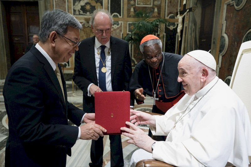 陳建仁訪教廷3度與教宗握手寒暄  教宗：我認識他