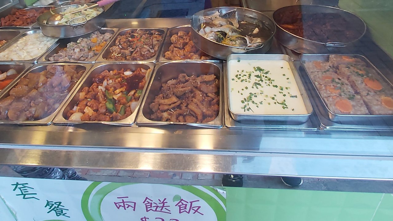 疫情+食物通膨  香港平價「兩餸飯」大行其道