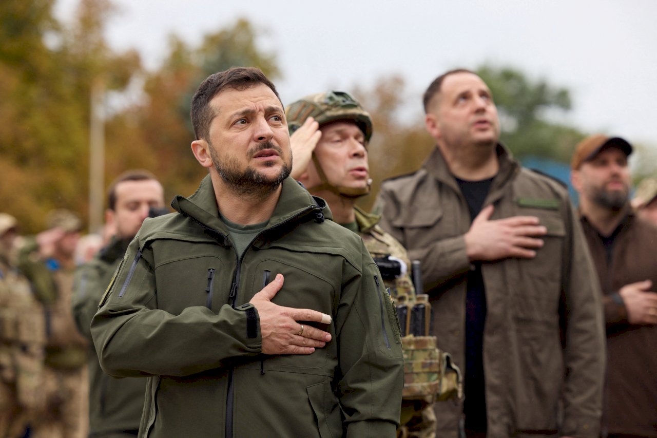 烏克蘭總統澤倫斯基(Volodymyr Zelenskiy)今14日前往新近收復的城市伊久姆(Izium)訪視，並感謝他的軍隊從俄羅斯部隊手中奪回失地，並於巿議會外舉行升旗典禮。(路透社/達志影像)