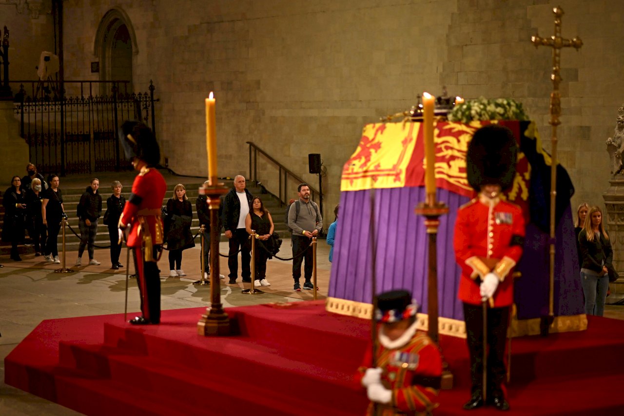 英國女王靈柩供人瞻仰 西敏廳悼念人潮綿延4公里