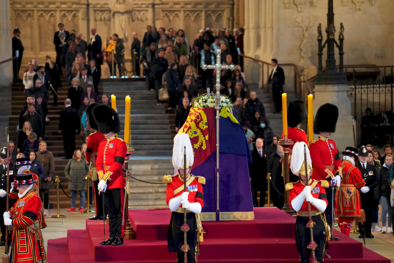 查爾斯國王將會見外國領袖 瞻仰英女王現場傳意外