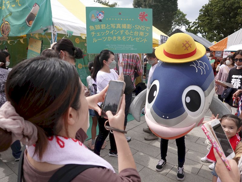 台南魚頭君TAIWAN PLUS人氣旺 吸引日本遊客拍照
